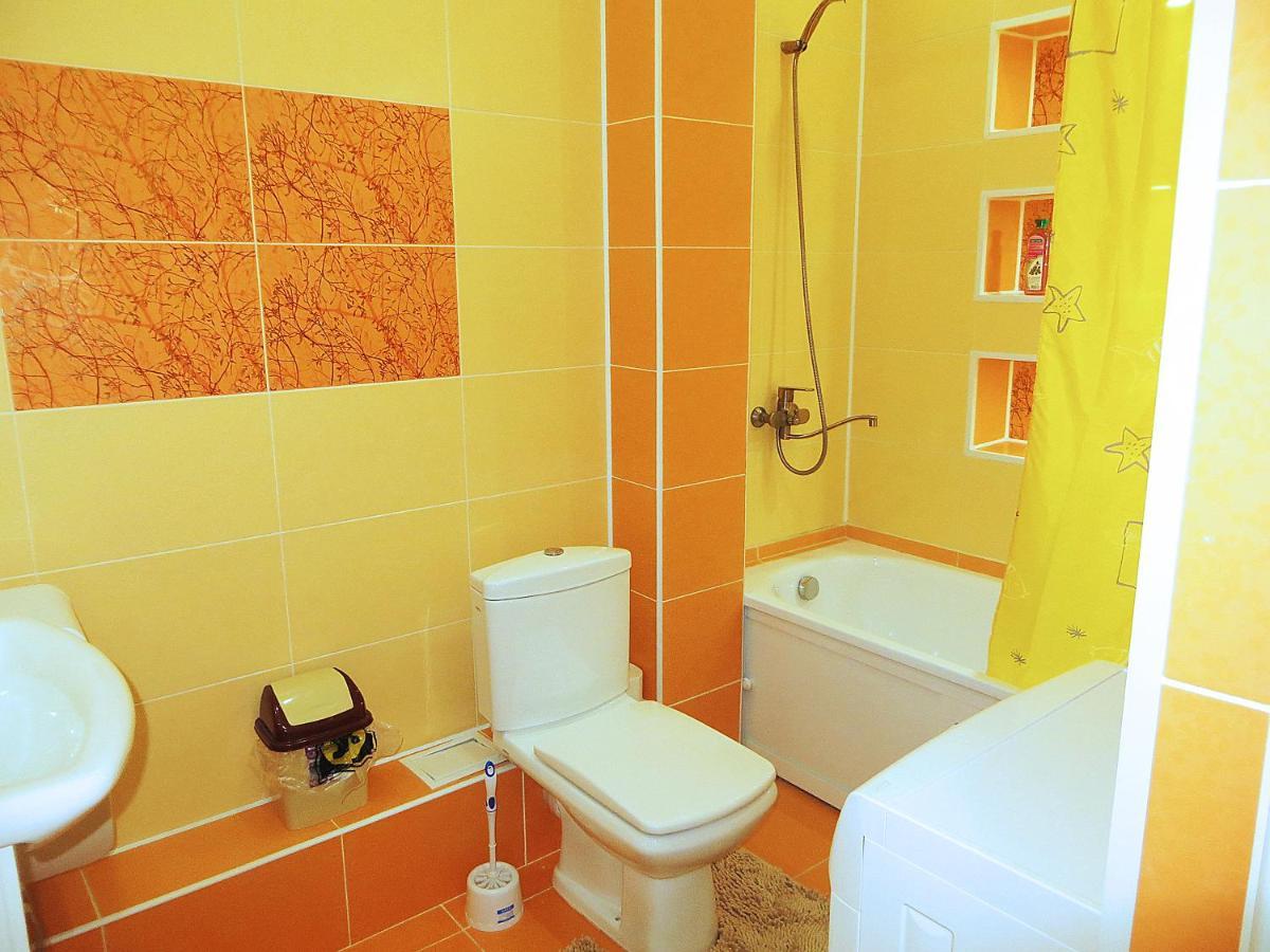 Yellow Apartment In The Center Of 比什凯克 外观 照片