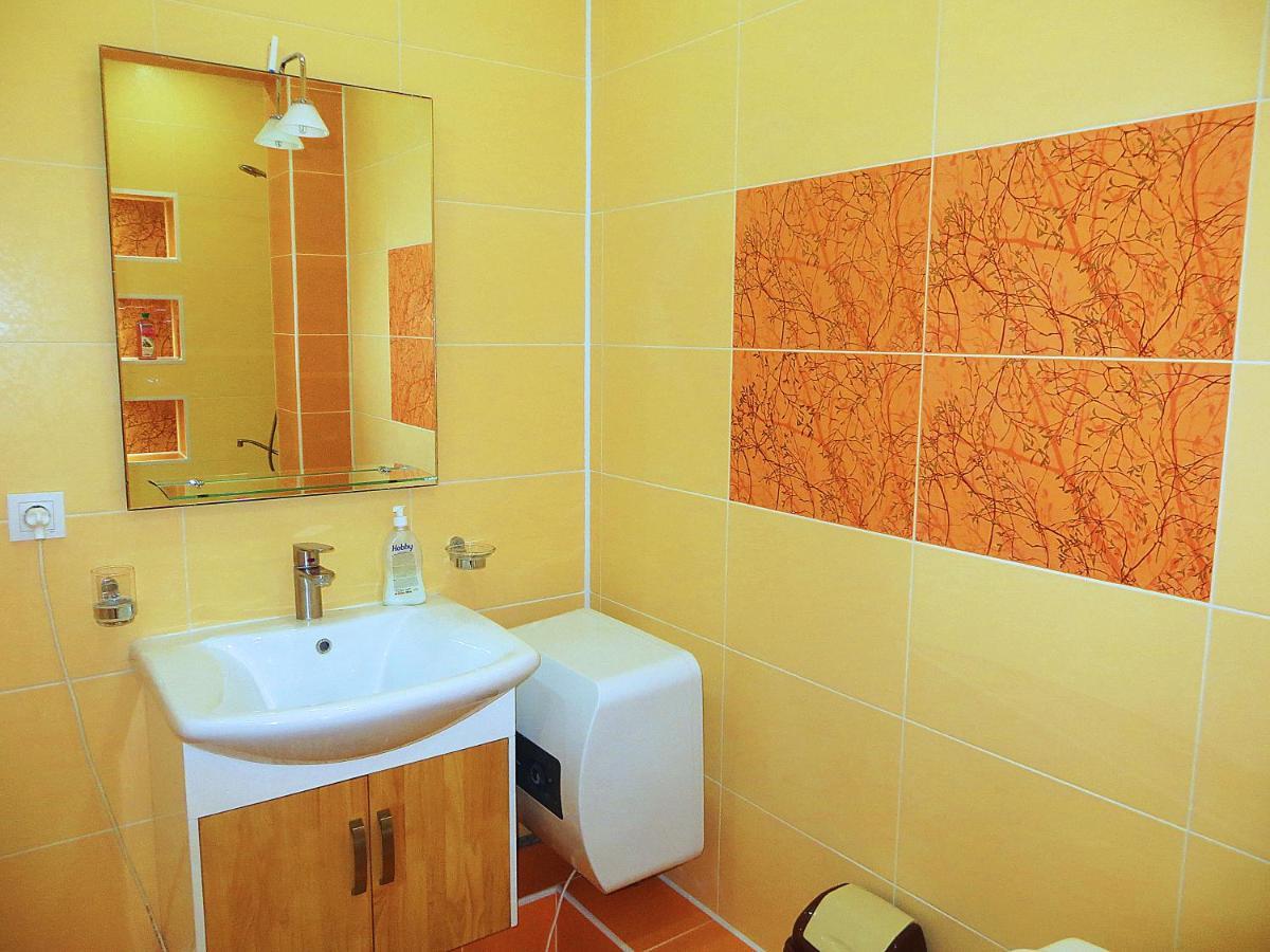 Yellow Apartment In The Center Of 比什凯克 外观 照片